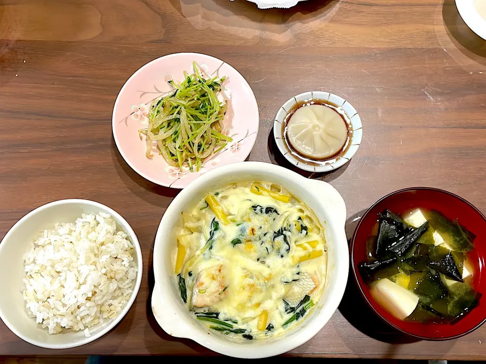 鮭とほうれん草のグラタン　豆腐とわかめの味噌汁　もやしと豆苗のナムル　市販小籠包|おさむん17さん