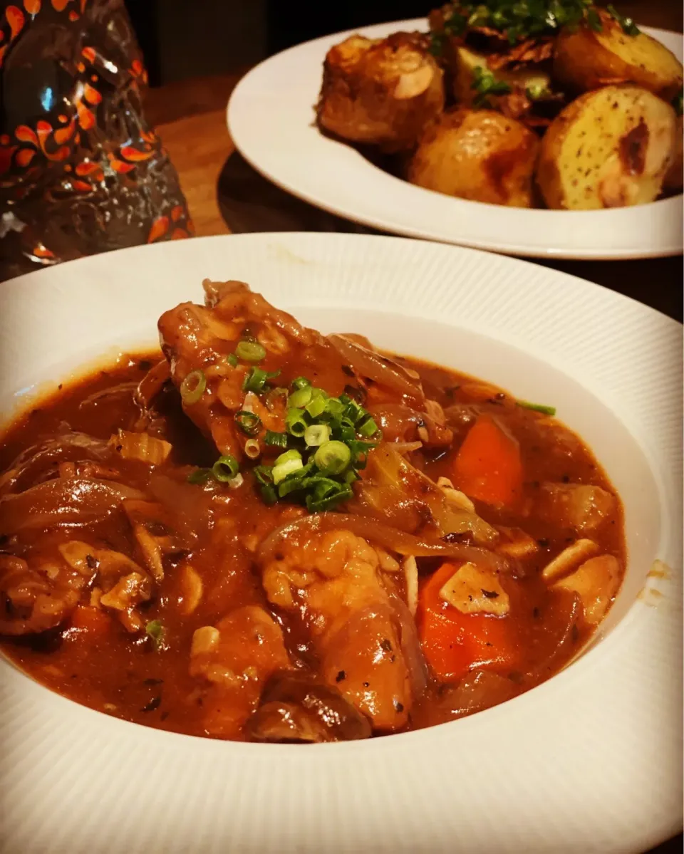 Dinner ! Dinner ! 
Emanuel’s Chicken Brown Stock Stew 
Chicken Pieces Pan seared in Butter & Olive oil  until golden brown 
A mix of Celery Carrots Mushrooms an|Emanuel Hayashiさん