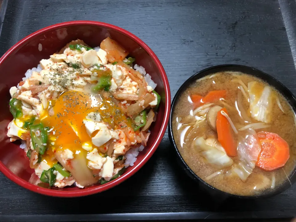 Snapdishの料理写真:おくらキムチ豆腐丼＆鶏汁|まちゃさん