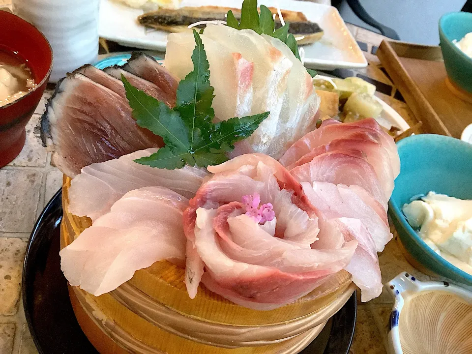 Snapdishの料理写真:朝からめっちゃ豪華😻『熱海はなれさんのお刺身定食』🐟😋|アライさんさん