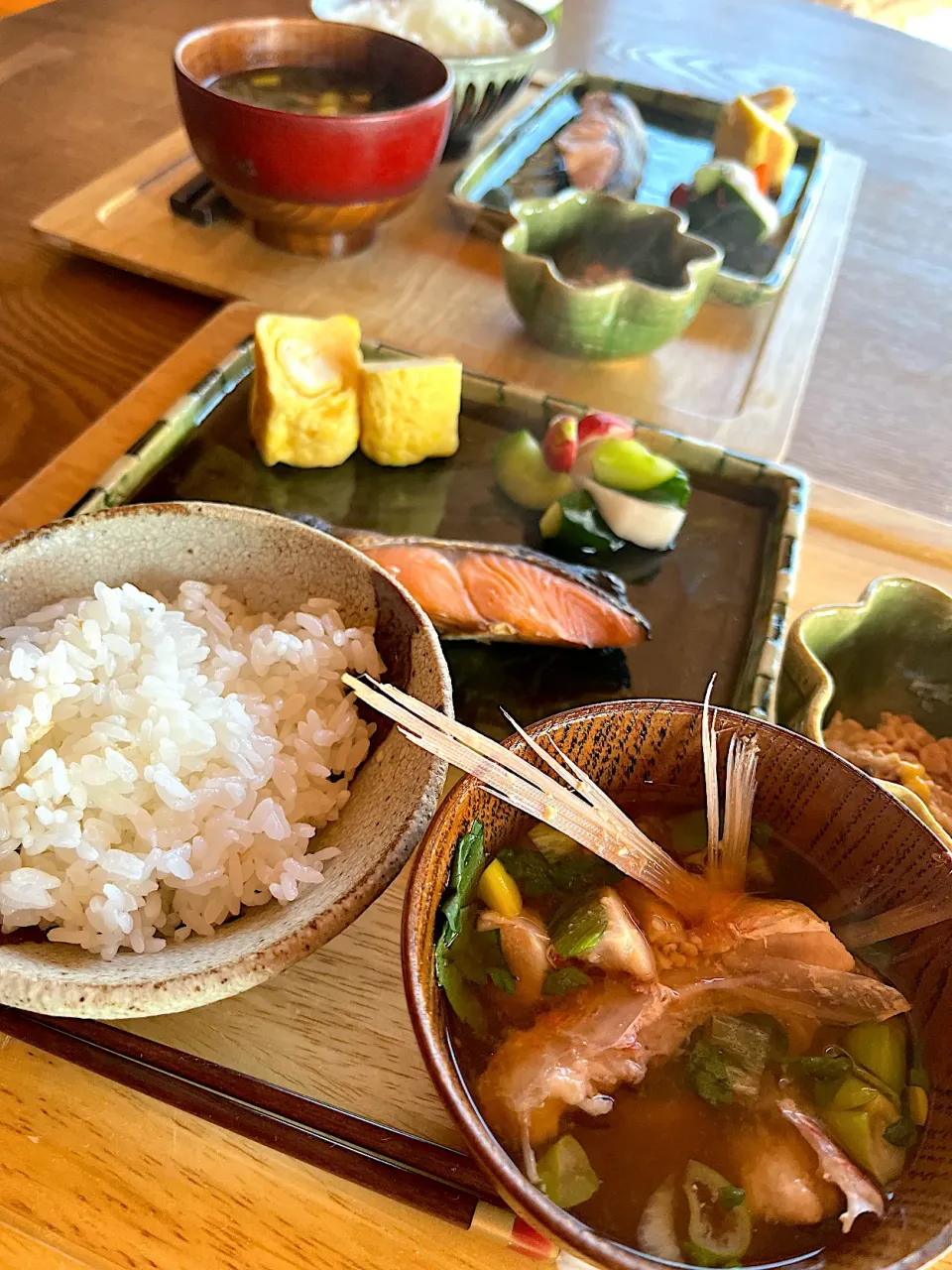 朝食　鯛のあら味噌汁　納豆　銀鮭　だし巻き卵　浅漬け|izunさん