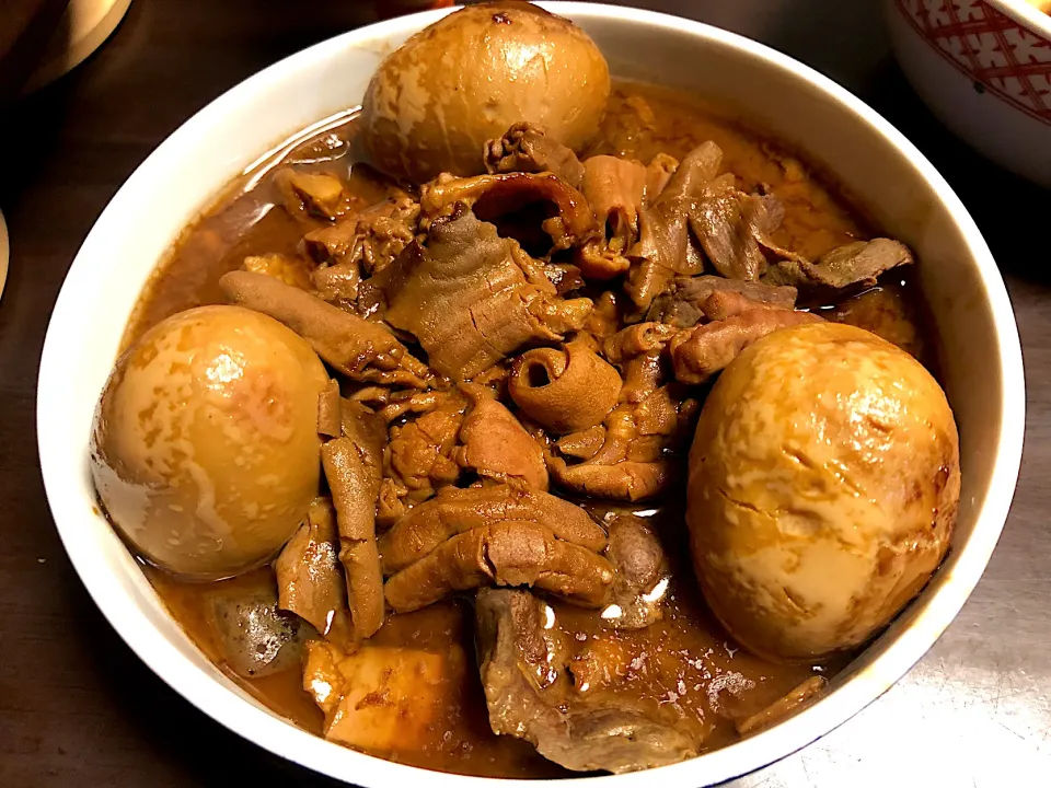 三河の郷土料理　オカンのどて煮😋　お正月限定で毎年作ってくれるどて煮。お婆ちゃんの代から伝わる味😊　愛知三河の八丁味噌を使ったホルモン煮です😋|BUBUさん