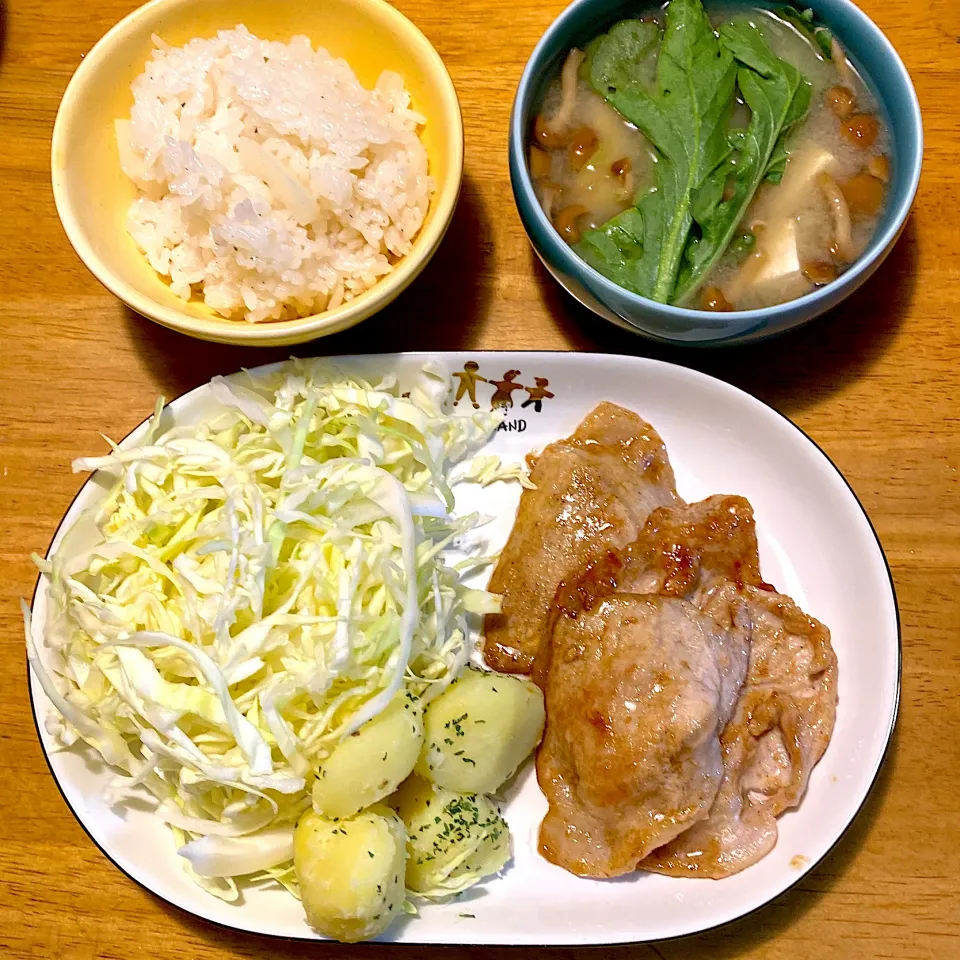 豚の生姜焼きと、大根飯と、なめこと豆腐と白菜の味噌汁|もえさん