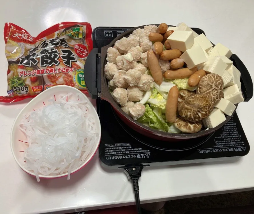 晩御飯は餃子鍋。〆は、パスタ入れて、足りなくなってお椀に汁と、ご飯入れてセルフ雑炊。明日は始業式。長かったー。毎年「三が日以外は学校行けよ」って言ってるわ😅|Saharaさん