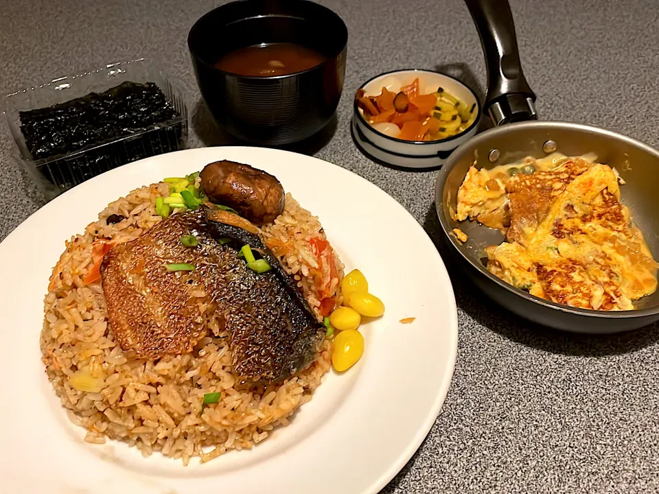 Hot smoked salmon fried rice。菜甫炒蛋。味噌汁|270w178bさん