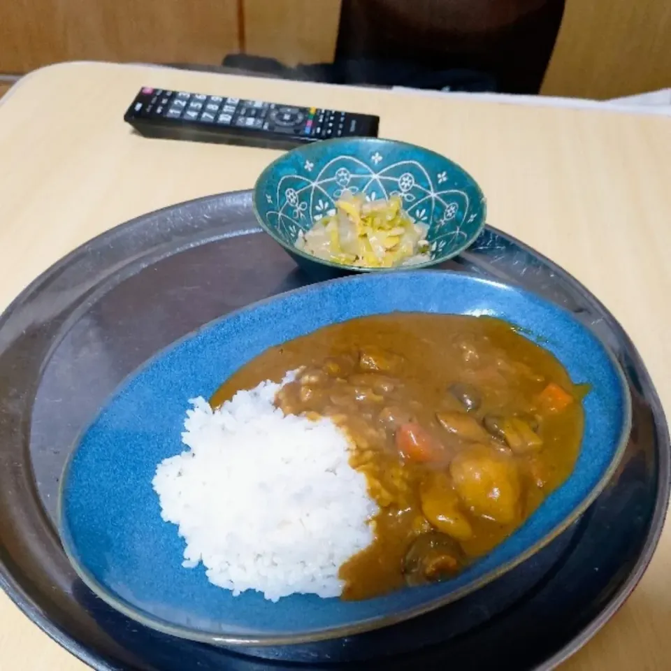 Snapdishの料理写真:チキンカレーと白菜の煮物。

カレーが苦くなってしまったのはなんでだろうか？カレー粉（ギャバン）の炒めすぎか、小麦粉を炒めるときの油が古かったからか?まぁ、インスタントではありえんことで、ご愛嬌だよ小6息子君。|ariyo4200さん