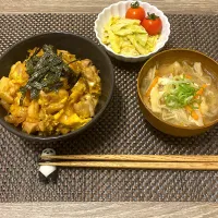 Snapdishの料理写真:親子丼 味噌汁 キャベツのおかかマヨ和え|m iさん