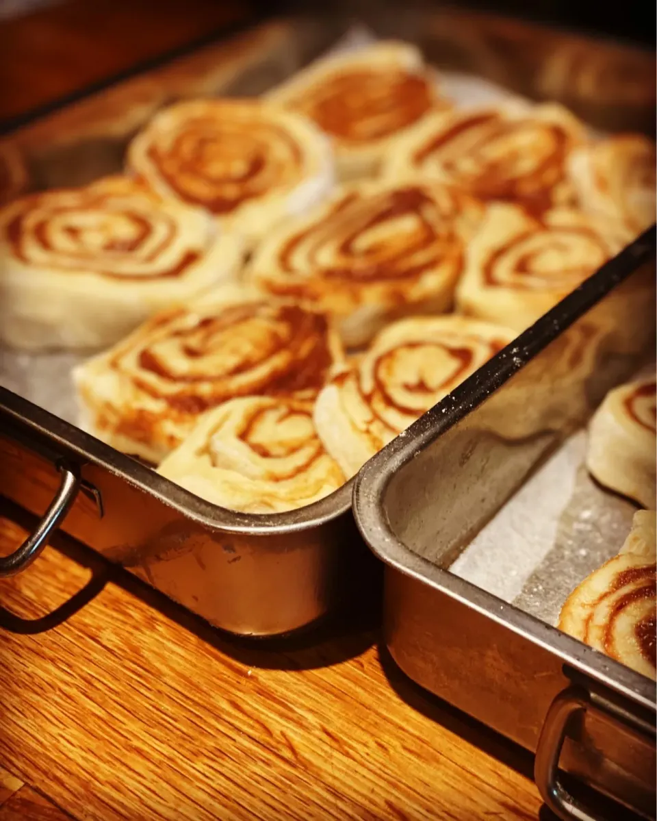 Bakery ! Bakers ! 
Homemade large Cinnamon Bun Rolls with Cream Cheese & Butter Frosting with  Vanilla 
#cinnamonbuns 
#homebaking
#ilovebaking 
#firsttike lol |Emanuel Hayashiさん
