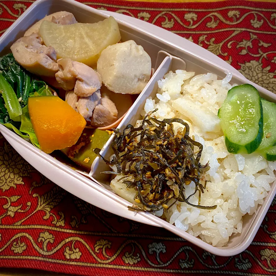 鶏肉と里芋と大根の煮物と、南瓜の煮物と、ほうれん草の胡麻和えと、大根飯弁当|もえさん