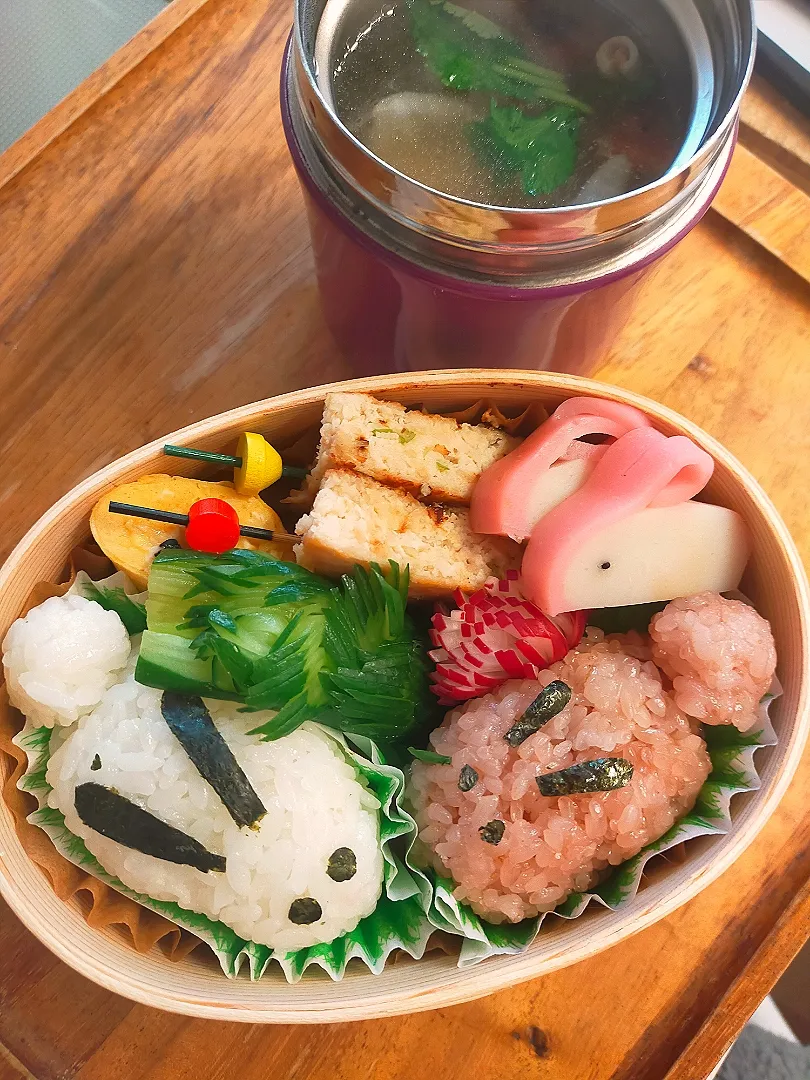 新年・兎年お弁当(松風焼,竹きゅうり,菊花かぶ風,お雑煮)|音彩お弁当さん