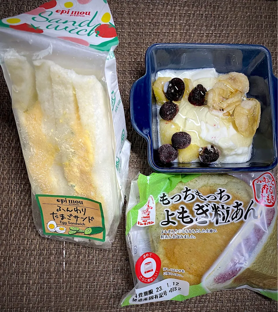 パンとフルーツヨーグルト🫐🍎🍍🍌🍯|すくらんぶるえっぐさん