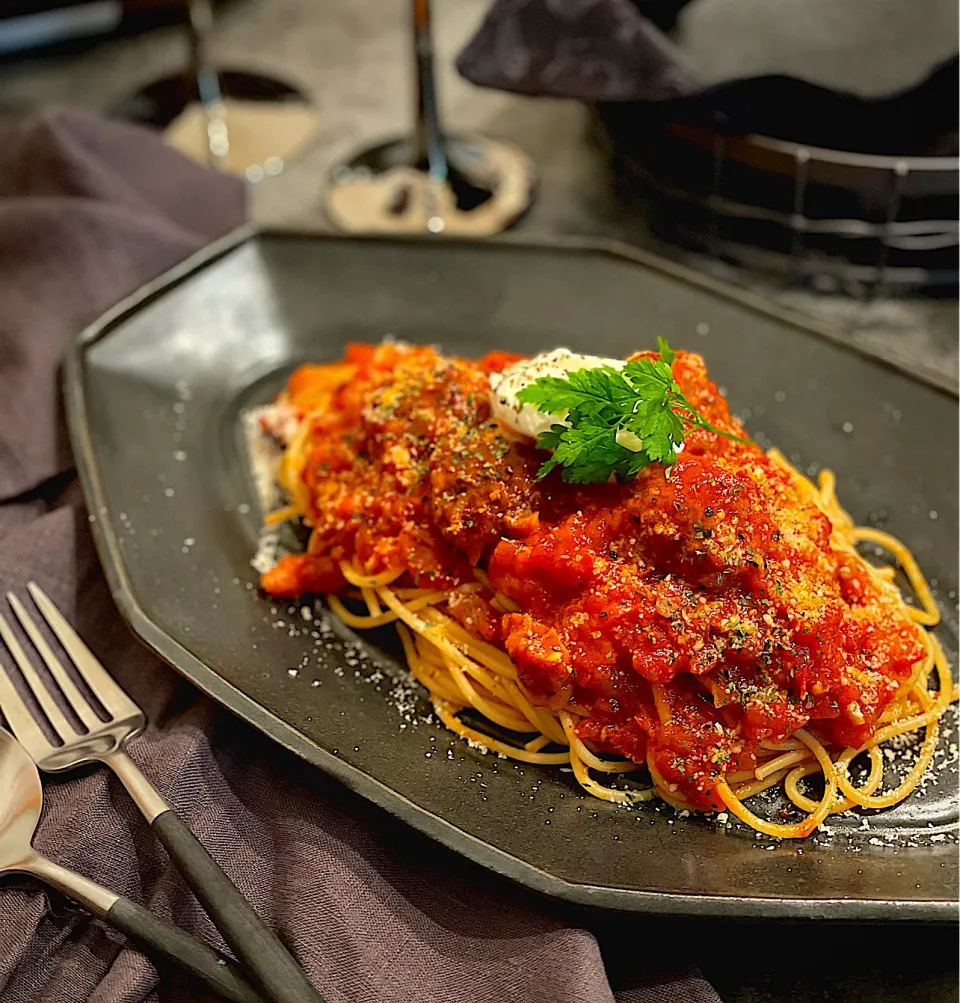 ミートボールスパゲティ🍝残り物のミネストローネも合わせて煮込んだ絶品ミートボールトマトソース🥰|AXさん