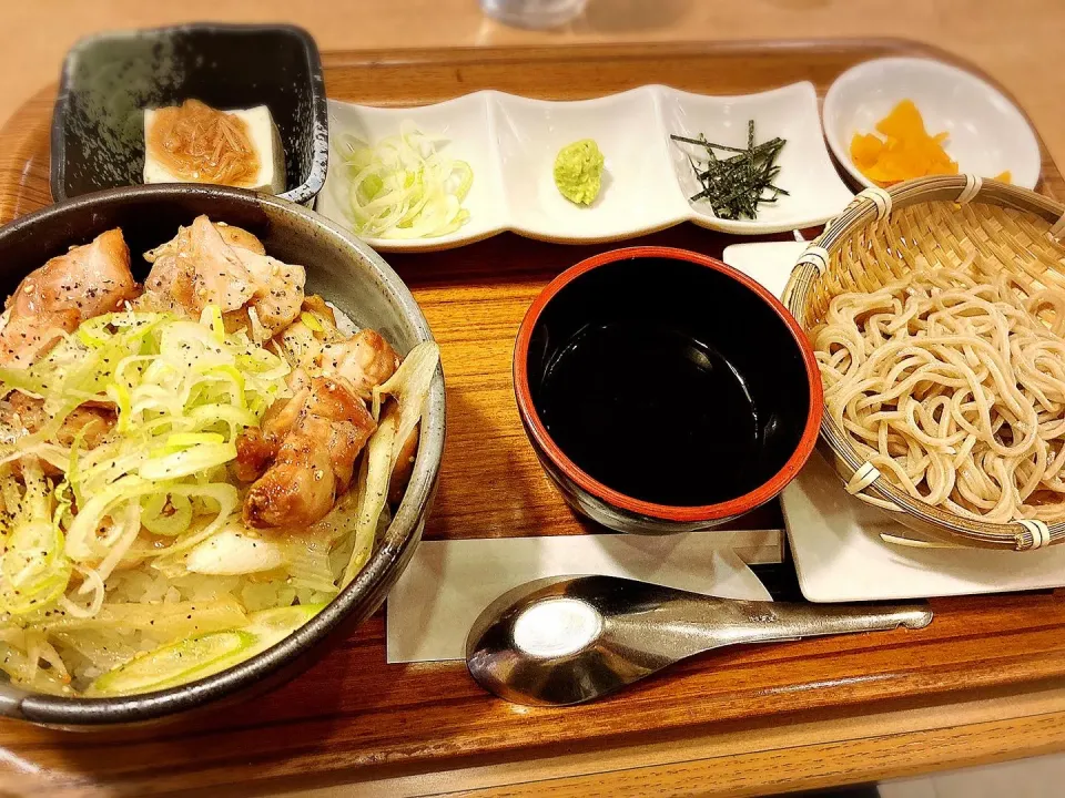 日替わりランチ③A 鶏ネギ塩丼とざる蕎麦定食 ¥850|Blue Moon Caféさん