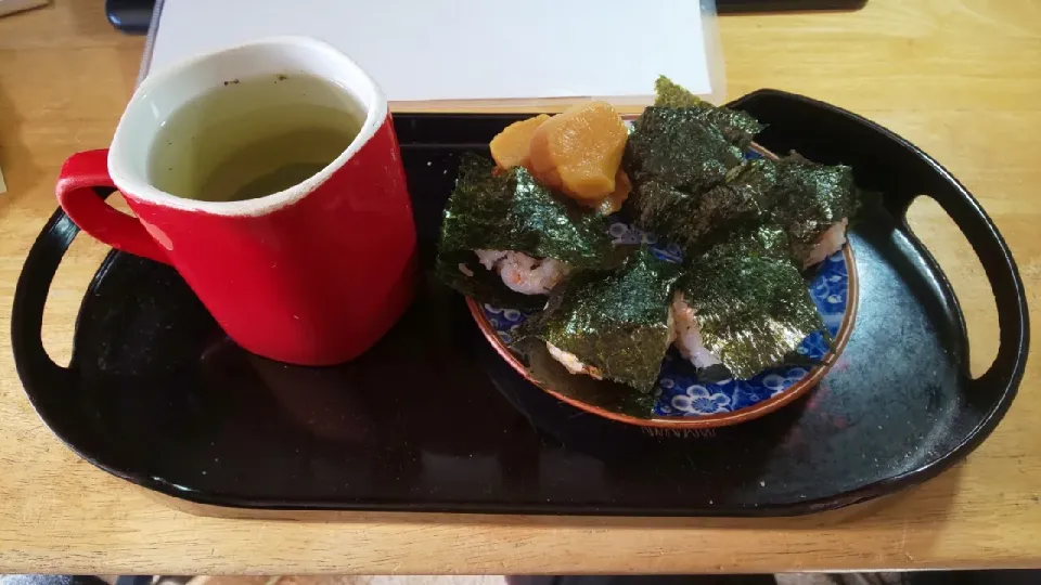 おにぎりと沢庵と熱い日本茶(朝ご飯)|enarinさん