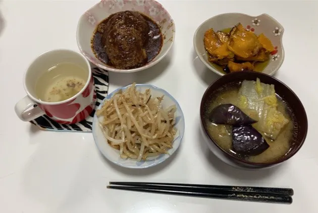 Snapdishの料理写真:今日も作り置きで晩御飯。☆煮込みハンバーグ☆つる首かぼちゃのマリネ☆もやしの中華和え☆みそ汁（大根、白菜、冷凍揚げ茄子）明日は、長男の制服の採寸＆制服申し込み。|Saharaさん