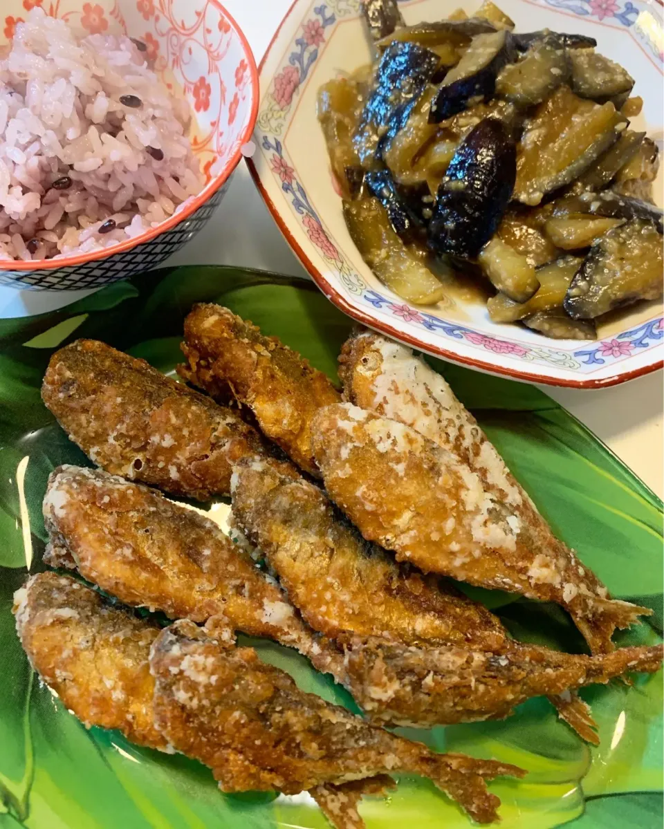 Snapdishの料理写真:お夕飯、小あじの唐揚げ🐟|みっこちゃんさん