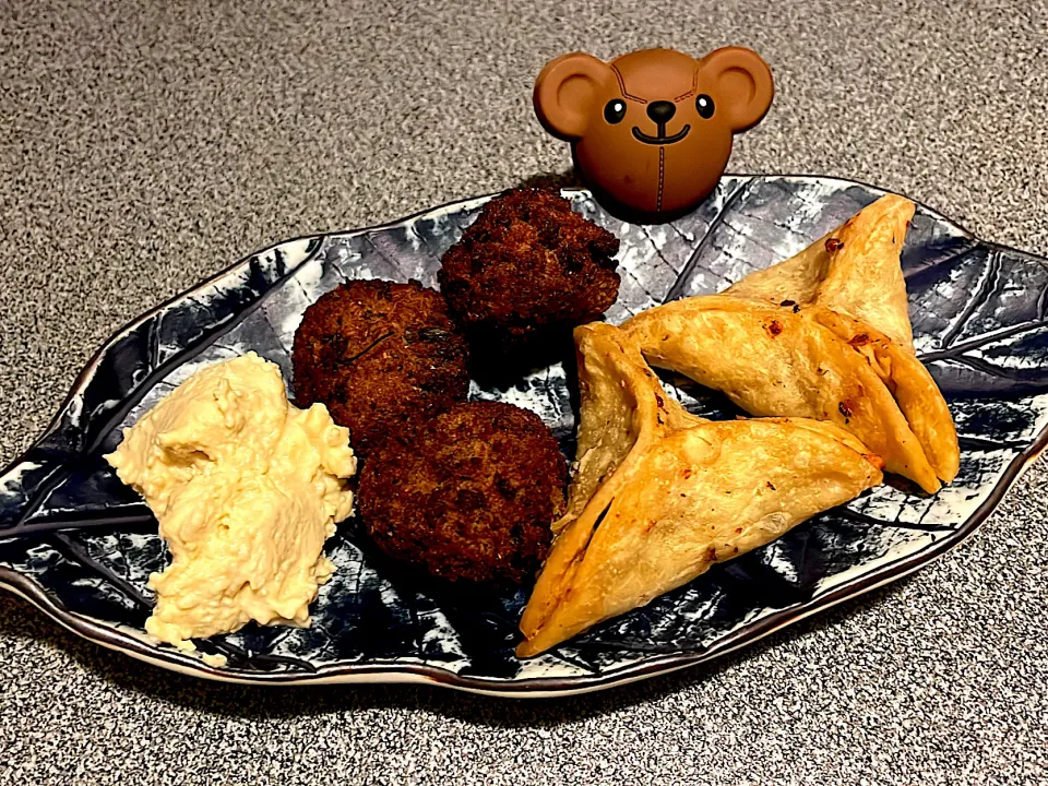 輕食：Fresh Herb Falafels & Hummus. Courgette & Halloumi Triangles|270w178bさん