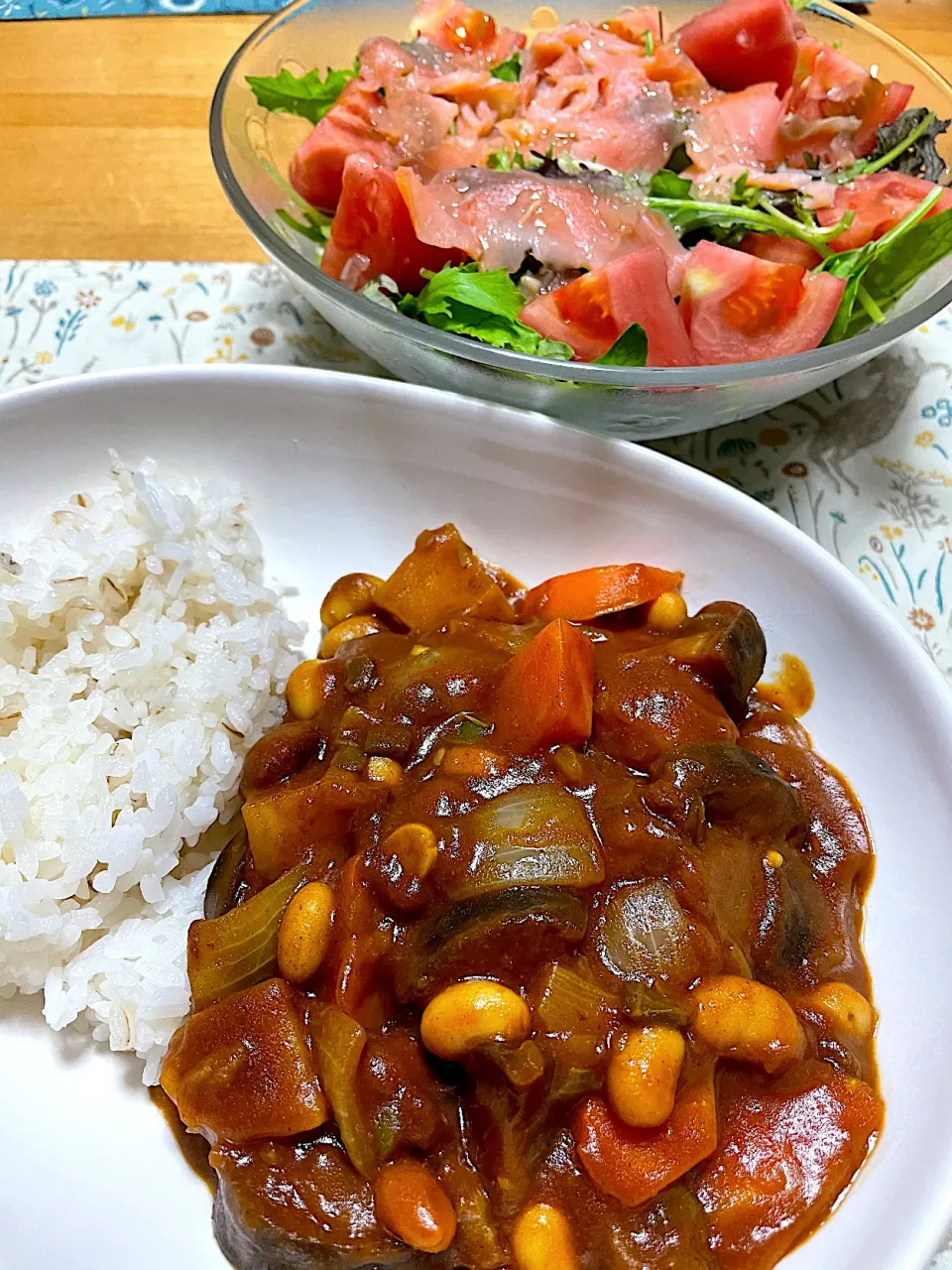 茄子とピーマンのスパイシー豆カレー、サーモンとトマトのサラダ|こいちさん