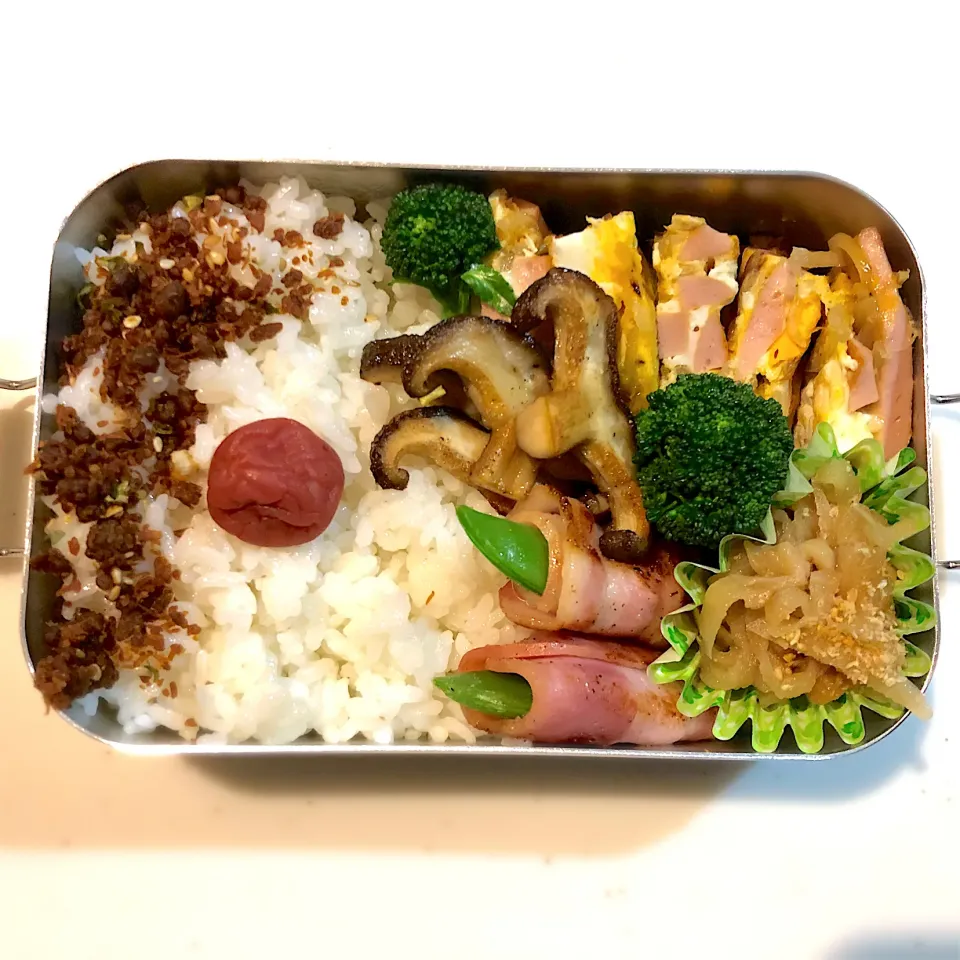 Snapdishの料理写真:サラ弁　　　　　　　　　　　　　　　　　　切干大根煮　スナップえんどうのベーコン巻き　ソーセージオムレツ　椎茸バターソテー|じゅんさんさん