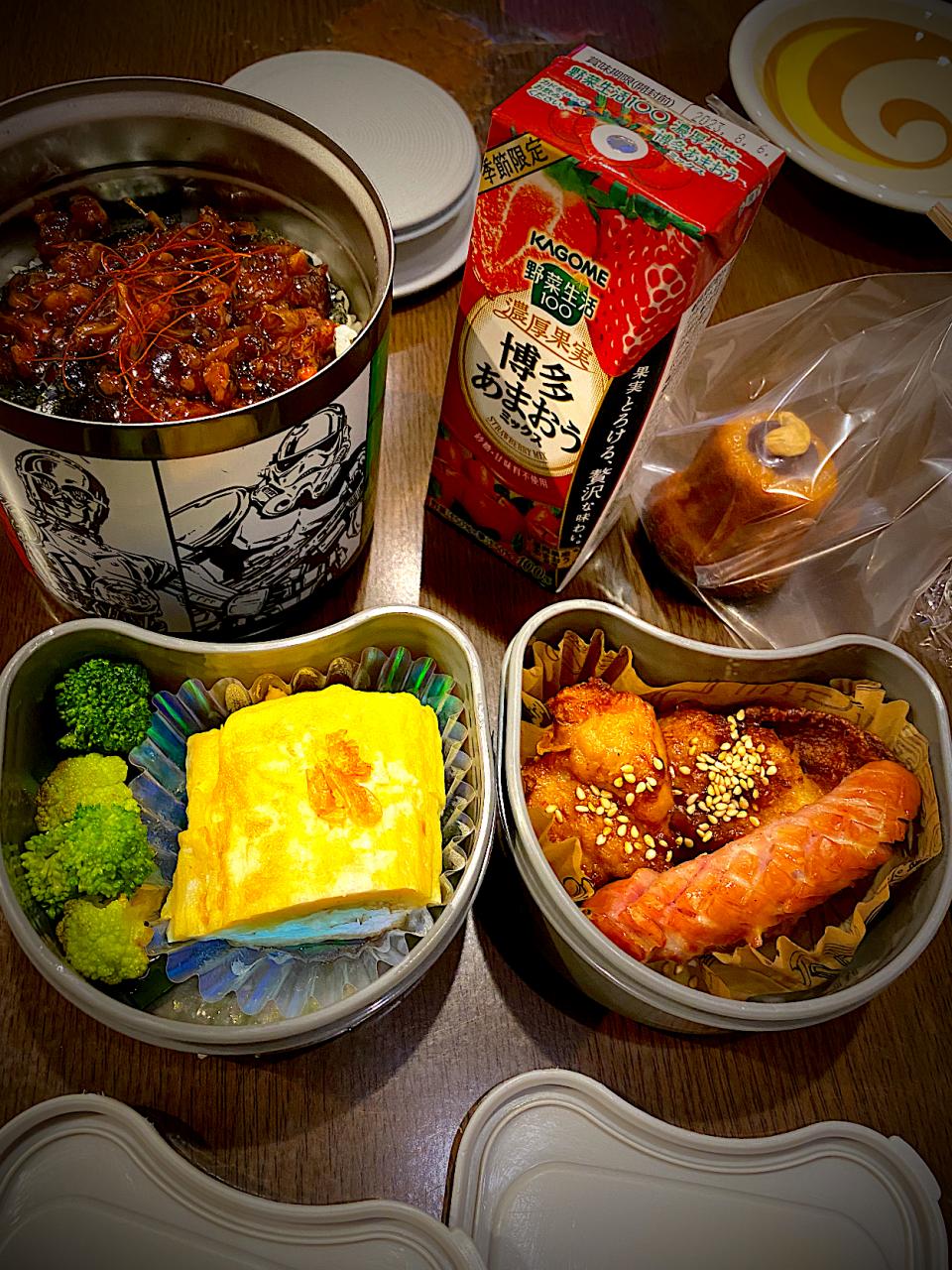 お弁当🍱　海苔弁　牛時雨煮　糸唐辛子　フライドチキン　胡麻ダレ　焼きチーズウインナー　二色出し巻き卵　干し海老　蒸しブロッコリー　カリフラワー　ピーマンソテー　あまおう苺野菜ジュース　カヌレ　チョコカシューナッツ