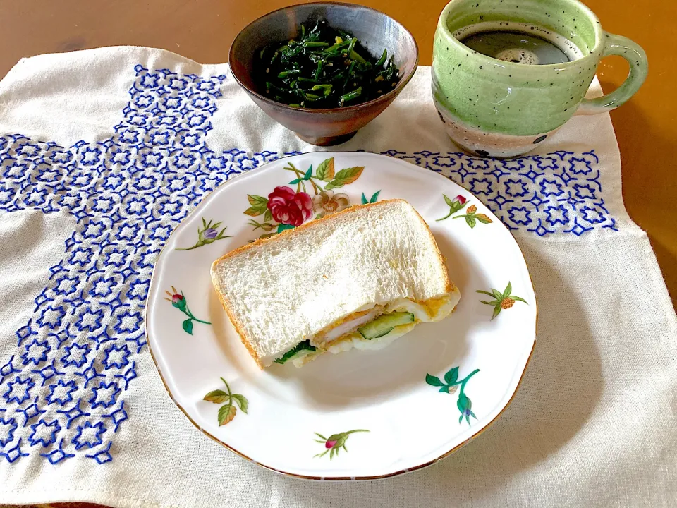 海老カツの残り物サンドイッチ＆ほうれん草のお浸し＆珈琲　遅起き朝ごはん。ﾌﾜｧｧ(/ 0￣)~ﾟ|さくたえさん