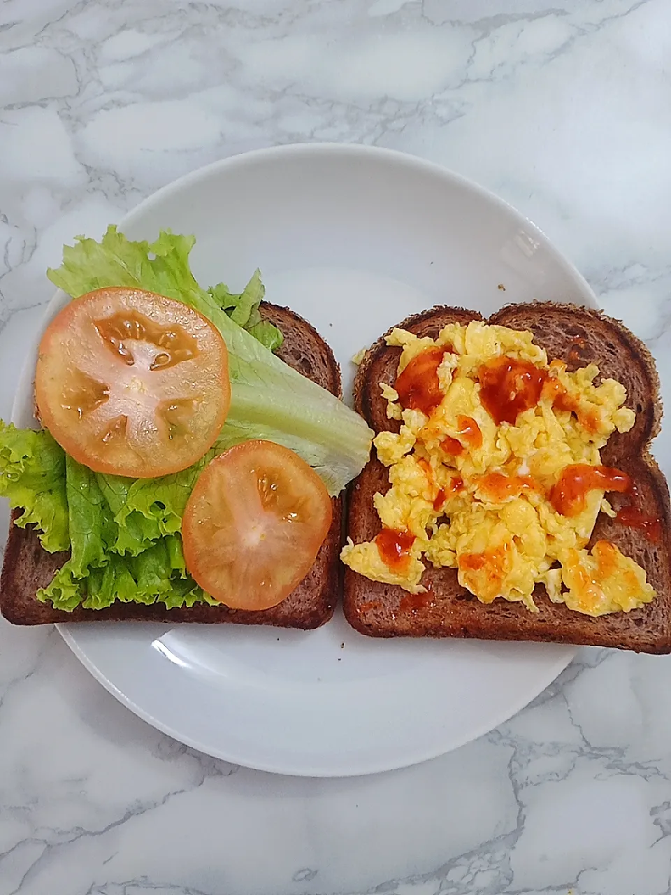 Snapdishの料理写真:scramble egg sandwich
#calorie deficit|lynda afandyさん