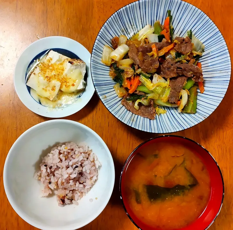 Snapdishの料理写真:2023 0105　白菜と牛肉のスタミナ炒め　焼き豆腐チーズポン酢　なめことわかめのお味噌汁|いもこ。さん