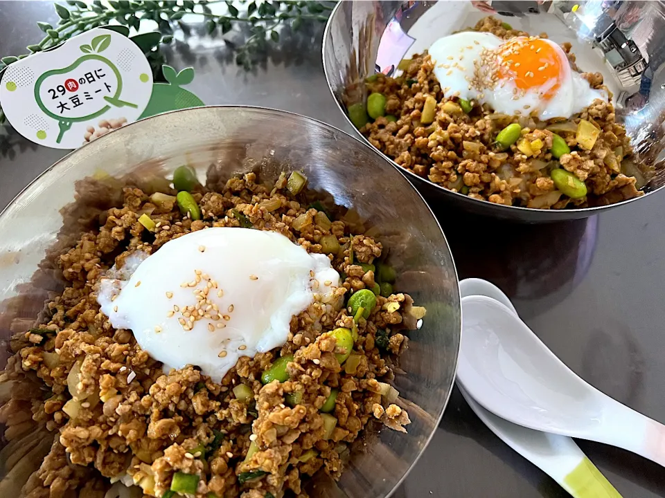 Snapdishの料理写真:大豆ミートと合い挽きのドライカレー🍛|noeさん