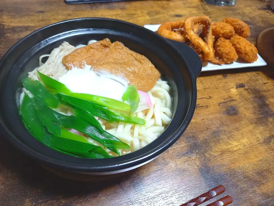 Snapdishの料理写真:・鍋焼きうどん
・イカリング＆牡蠣フライ

旦那作|ちりさん