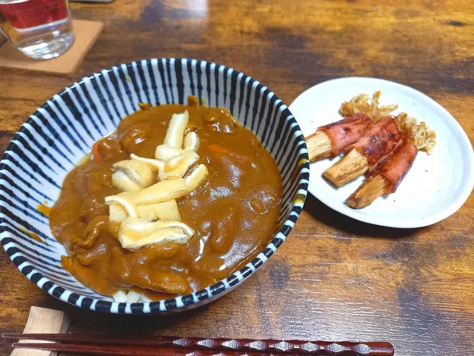 Snapdishの料理写真:・カレーうどん
・えのきベーコン巻き

旦那作|ちりさん