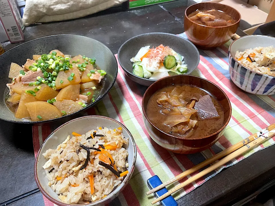 晩ごはん★豚バラ大根、浅漬け、ツナとひじきの炊き込みごはん、みそ汁|ハルさん