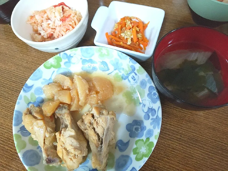 手羽元と大根の煮物
トマトの炊き込みご飯
人参しりしり
すまし汁|尚さん