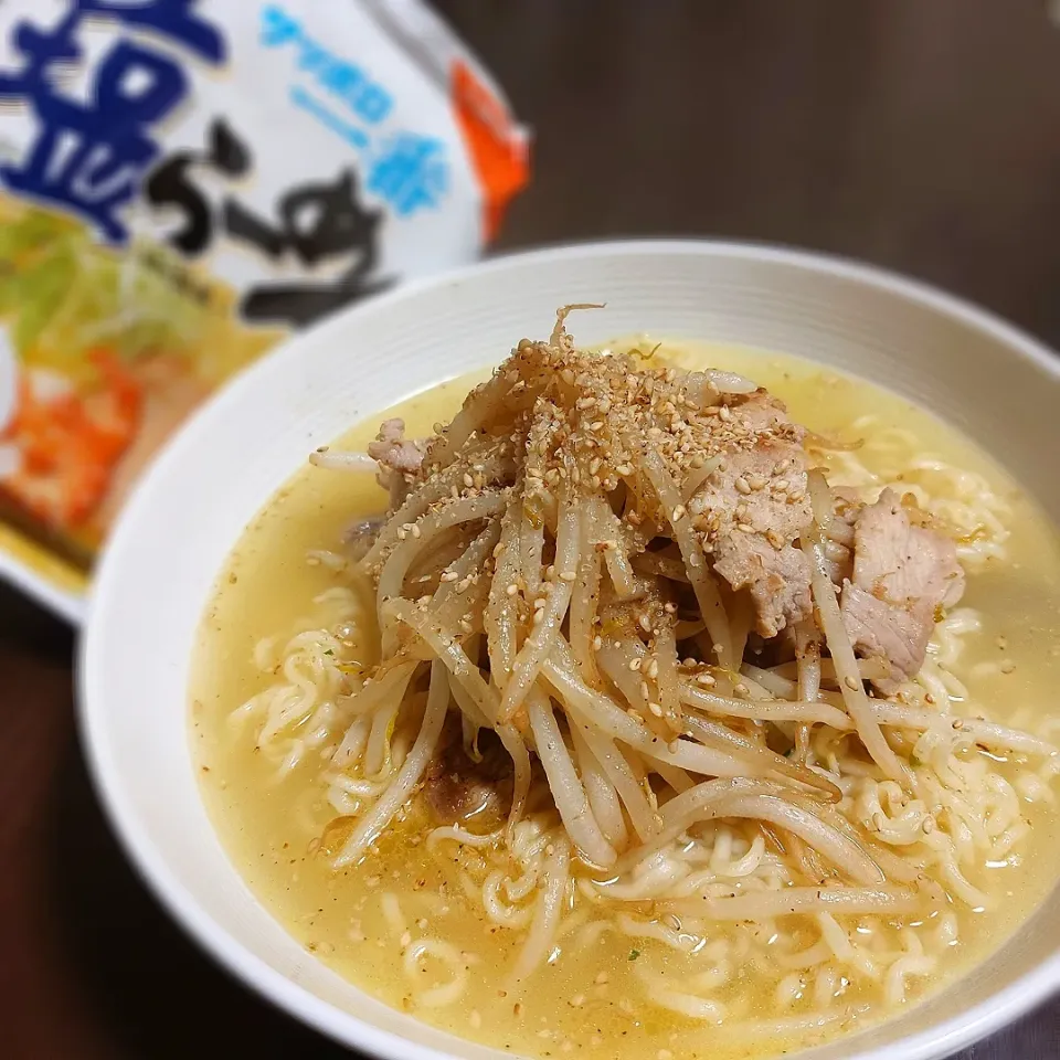 モヤシたっぷり🍜ガリバタ塩ラーメン|きつねさん