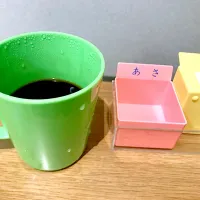 半分だけいれた熱々コーヒー。
放っておけば冷めるので朝食で出てくる牛乳🥛を入れて、なんちゃってカフェオレ😁☕️|ジイジさん