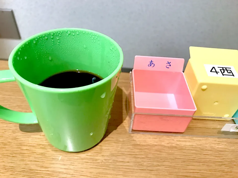 半分だけいれた熱々コーヒー。
放っておけば冷めるので朝食で出てくる牛乳🥛を入れて、なんちゃってカフェオレ😁☕️|ジイジさん