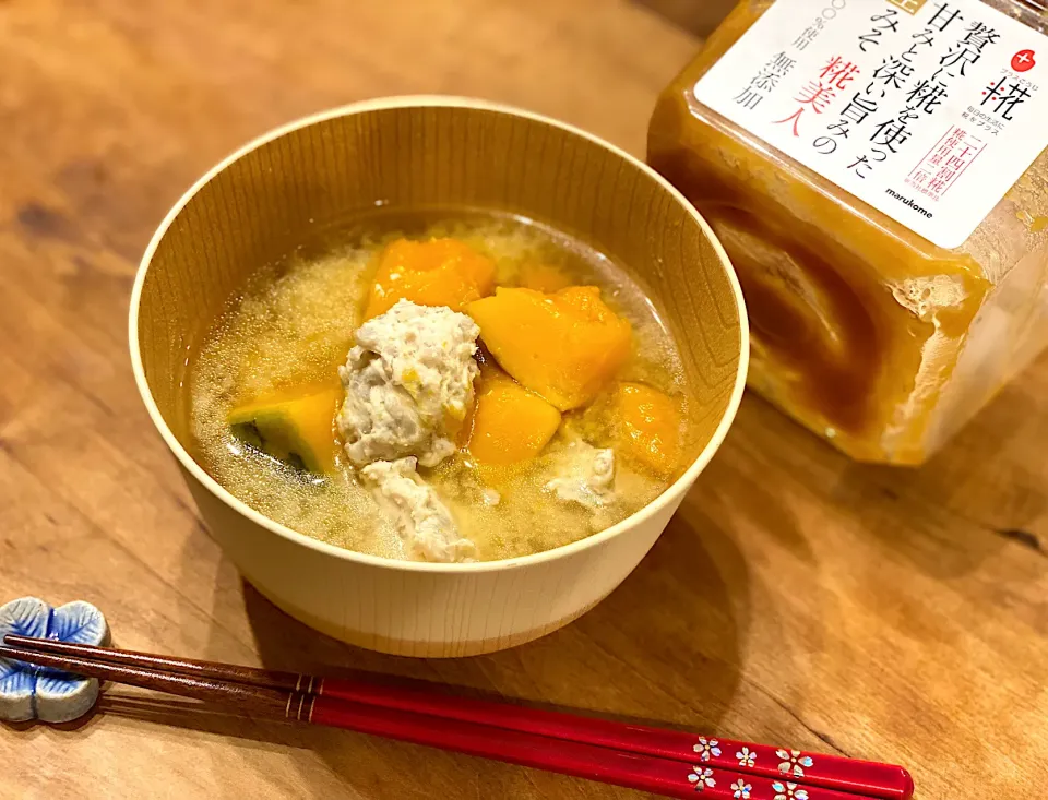 Snapdishの料理写真:寒い日は具沢山のお味噌汁でほっこり☺︎かぼちゃと鶏団子のお味噌汁☺︎|まめすけ。さん