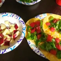 Snapdishの料理写真:Veggie Tacos and Apple Cubes|Emilyさん