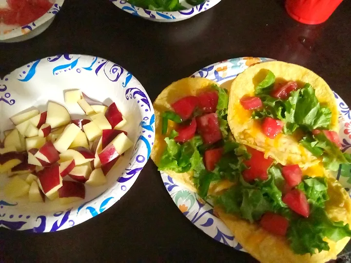 Snapdishの料理写真:Veggie Tacos and Apple Cubes|Emilyさん