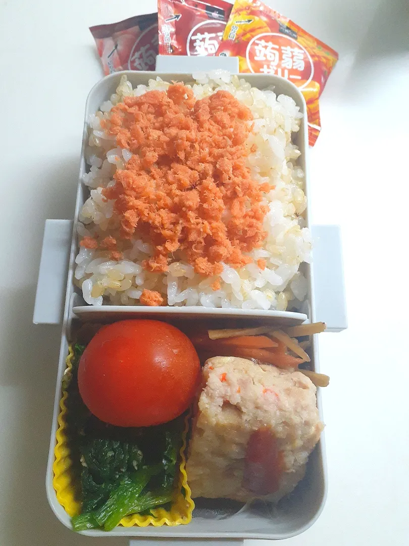 ☆中学生弁当☆玄米入り鮭ごはん、金平牛蒡、ほうれん草胡麻和え、ミートローフ、ミニトマト、蒟蒻ゼリー|ｼｮｺﾗさん