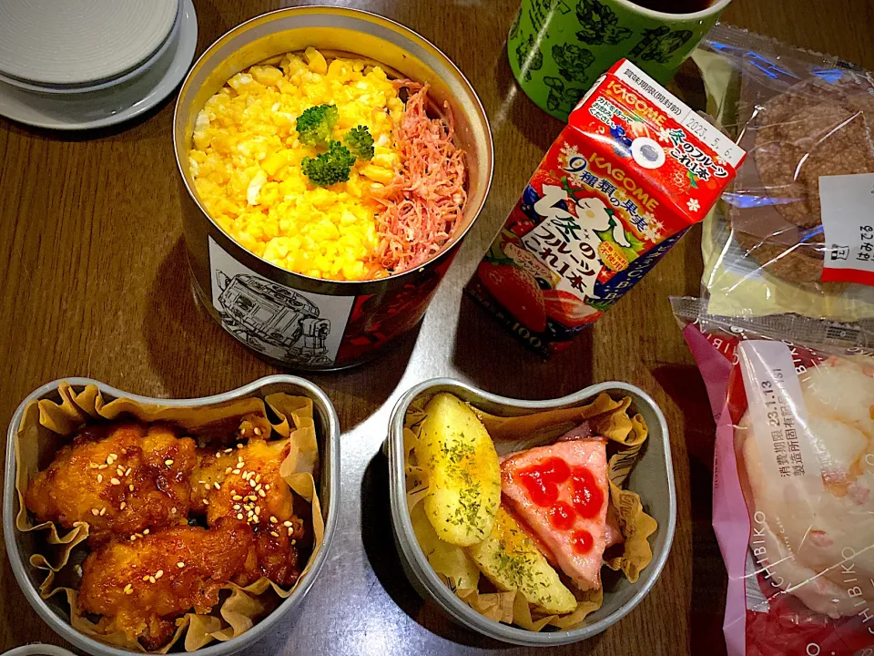 お弁当🍱　二色海苔弁　炒り卵　コンビーフ　蒸しブロッコリー　ハムソテー　トマトソース　フライドポテト　コンソメシーズニング　フライドチキン　辛味胡麻ダレ　野菜ジュース　コーヒー　苺チョコメロンパン|ch＊K*∀o(^^*)♪さん