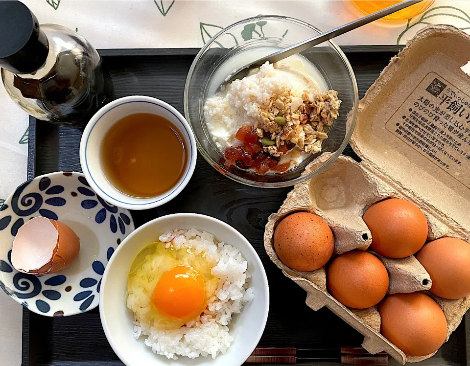 Snapdishの料理写真:平飼い卵の卵掛けご飯と甘酒トッピングヨーグルトの朝食🍚🥚😋✨💕|てるみさん