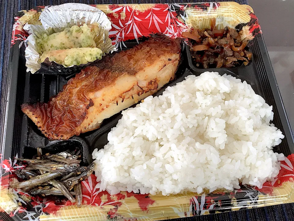 さすがお魚屋さんのお弁当🍱『カレイ🐟の西京焼き弁当』😋|アライさんさん