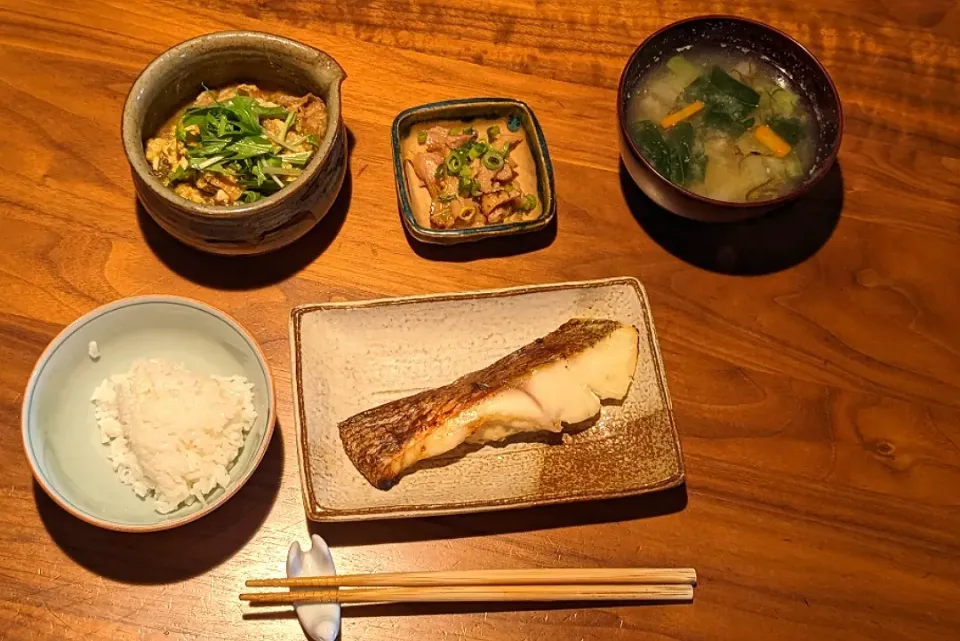 朝ごはん
昨晩の残りの肉豆腐を卵とじ
小松菜と根菜の味噌汁
自家製の味噌漬けの鯛
ひねどりポン酢(昨晩の残り)|ちくさん