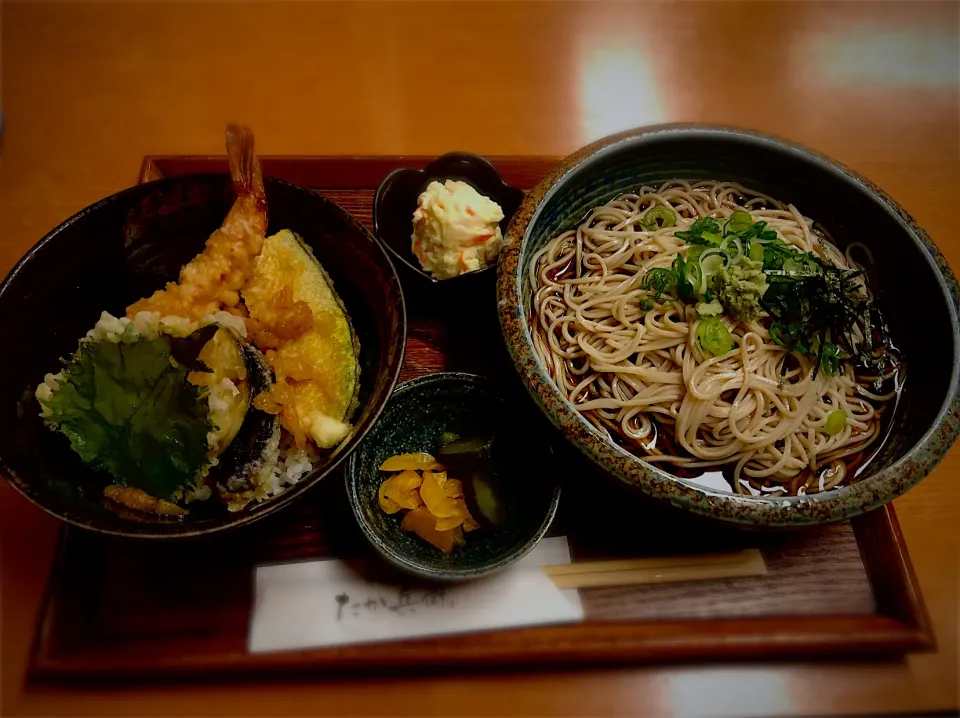 そば処たか兵衛のたか兵衛定食、うどんかそばか、温かいのか冷たいの選べますが冷たいほうがめっちゃ良いコシを感じることができて最高に美味しいです！天丼もパリっとしておいしい。そば食べるなら間違いなくここです！淡路駅の近くにあります！|ワタベさん