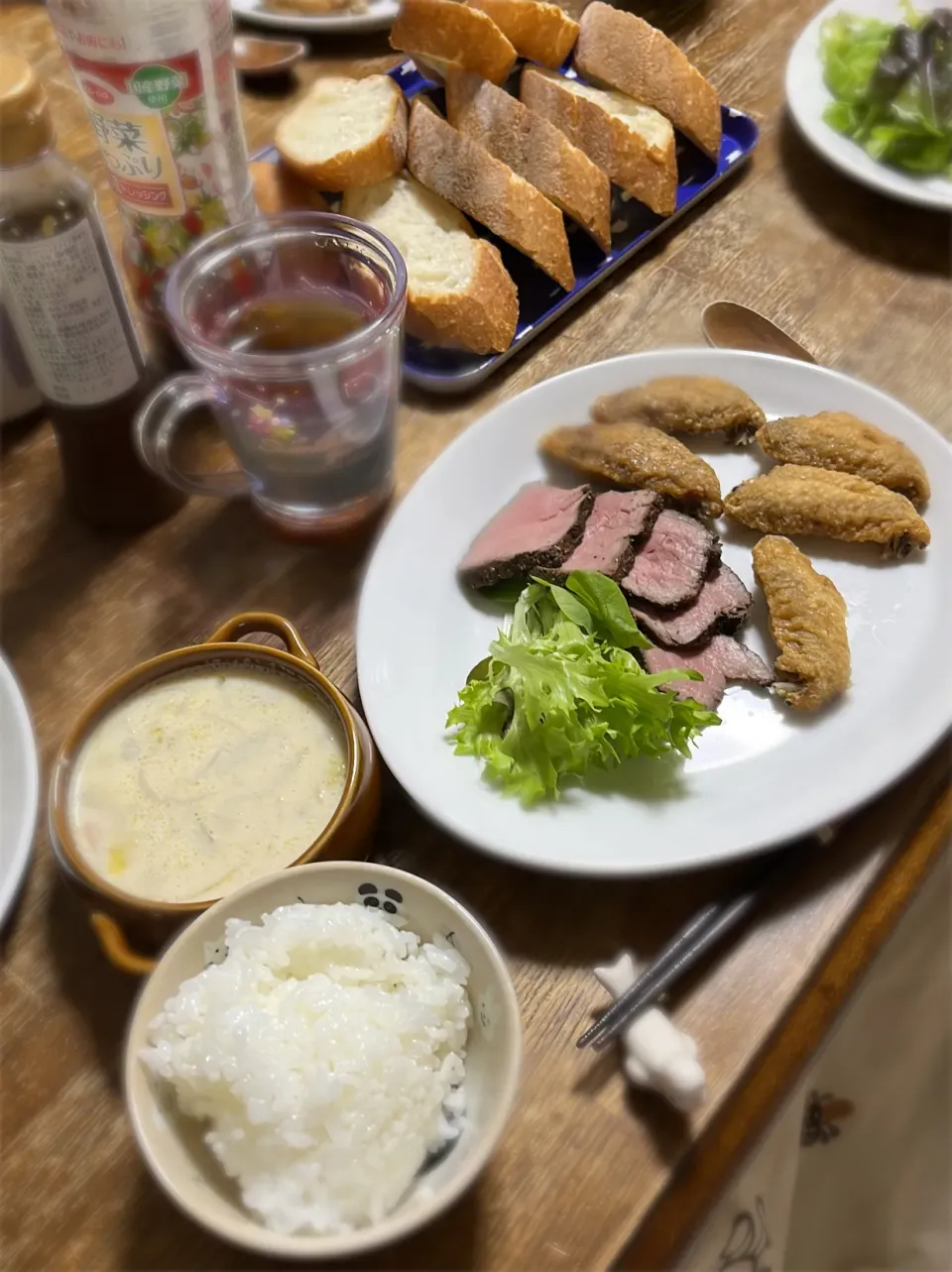 ローストビーフサラダ・名古屋風手羽先・クラムチャウダー・バタール・ご飯|ちびろ菌さん