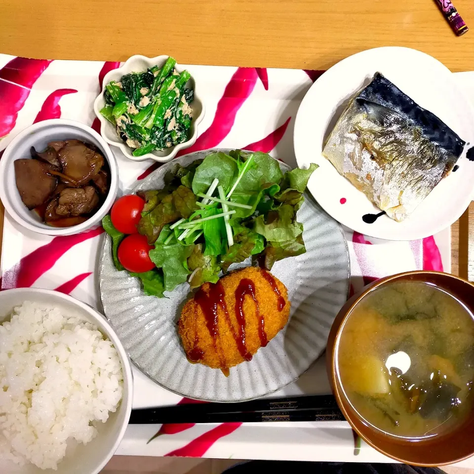 コロッケ
サバの塩焼き
鶏レバーの甘辛煮
小松菜とツナのごまマヨサラダ
じゃがいもとわかめの味噌汁|羊さんさん