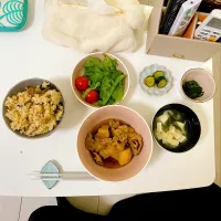 Snapdishの料理写真:肉じゃがと炊き込みご飯|Kazusa🐰さん