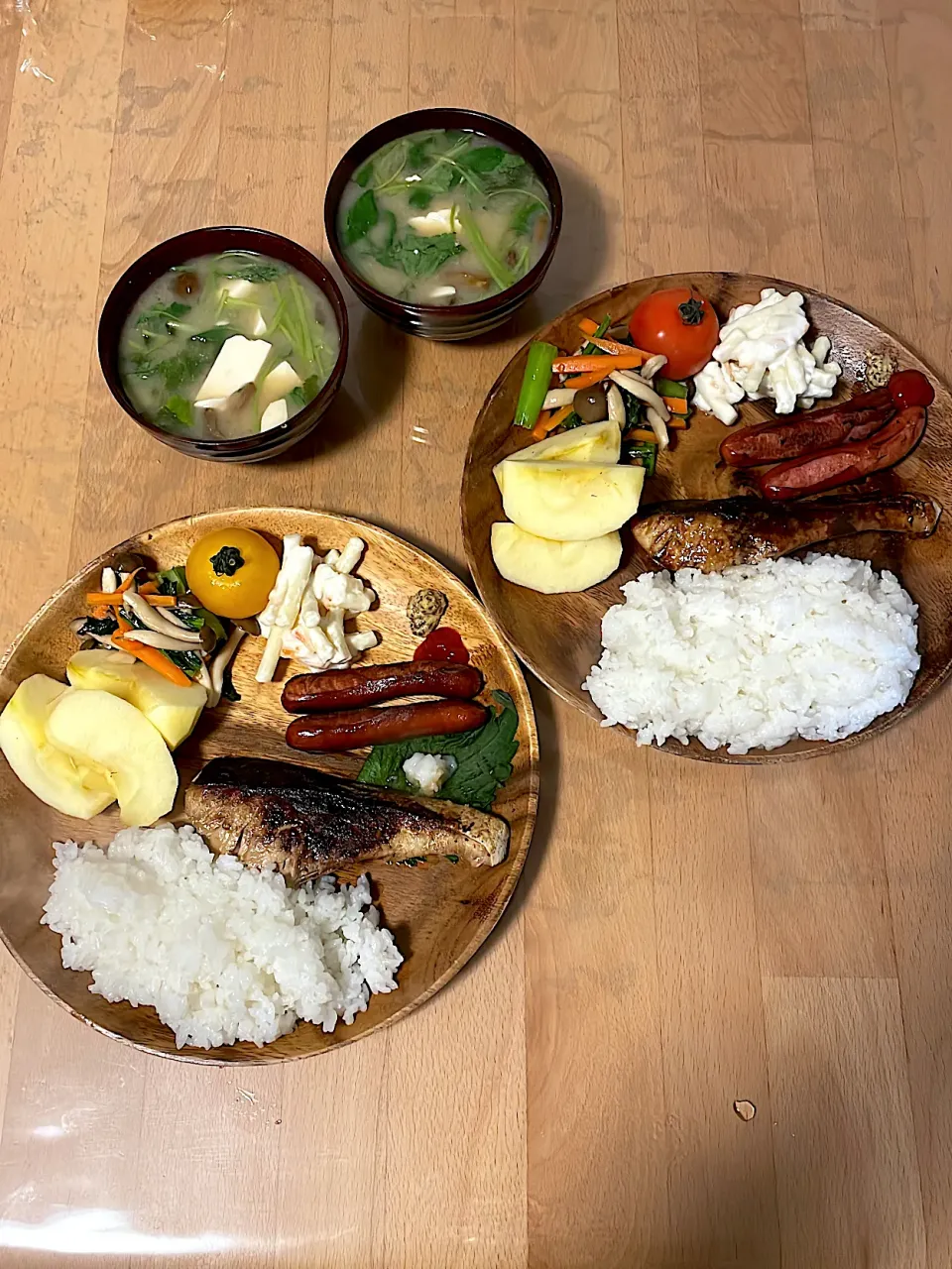 ブリのバター醤油焼き&おろしポン酢　マカロニサラダ　小松菜のナムル　ウインナー　りんご|そのみさん