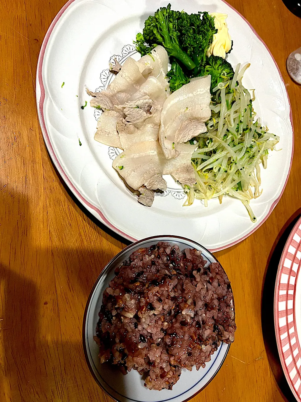 茹でシリーズで #夕飯 縄文米白米ミックスお粥、茹でブロッコリー、茹でもやし、茹でポーク|ms903さん