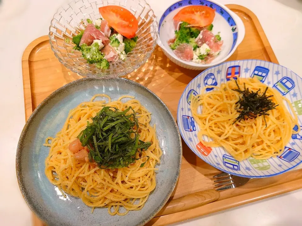 Snapdishの料理写真:明太子パスタ、生ハムとブロッコリーとクリームチーズのサラダ|sorsmdさん